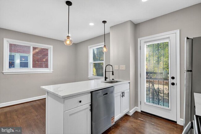 Building Photo - 1109 Congress St SE