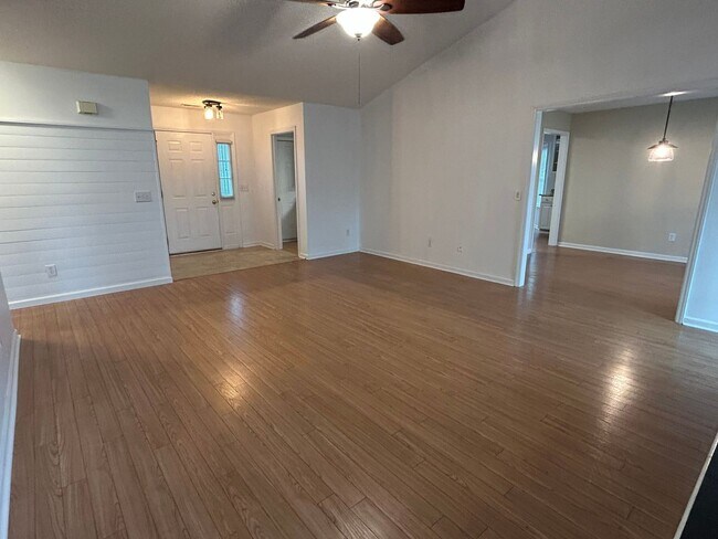 Building Photo - Charming home nestled in Courtney Pines with full fenced backyard!