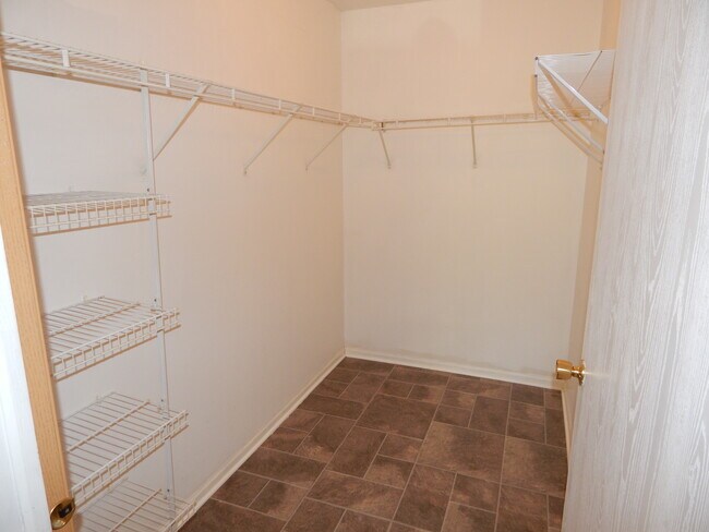 Building Photo - 2413 Silverstone Dr