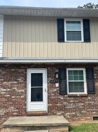 Building Photo - Three Bedroom Townhome