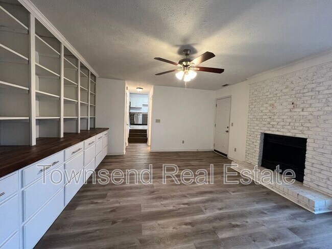 Building Photo - 7121 Dayspring Dr