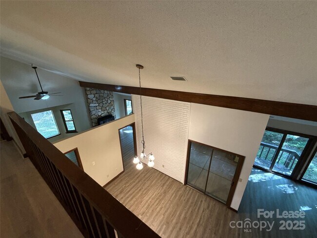 Building Photo - 217 Raintree Dr