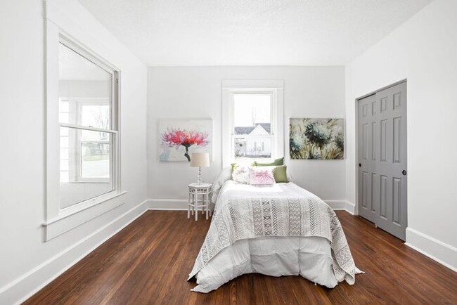Building Photo - Remodeled 3 Bed 2 Full Bath Within Walking...