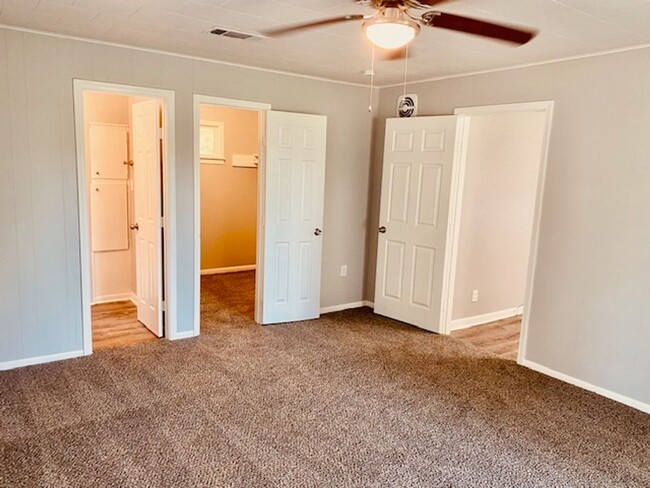 Building Photo - RECENTLY REMODELED 3 BEDROOM 2 BATH  LEASE...