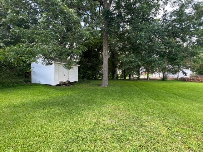 Building Photo - MOVE-IN Special*$250 off first month's ful...