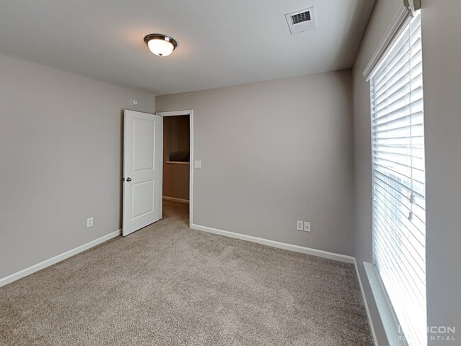 Building Photo - 453 Denman Loop