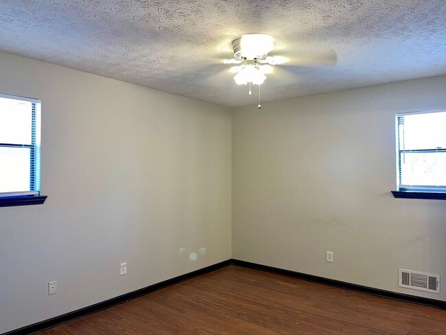 Building Photo - Spacious 3 Bed/2 Bath Brick Ranch in Great Riverdale Location