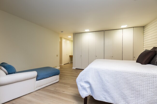 Building Photo - 3200 6th Ave