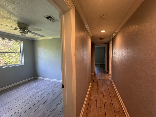 Building Photo - 2 Bedroom 1 Bathroom Duplex in Marianna Fl