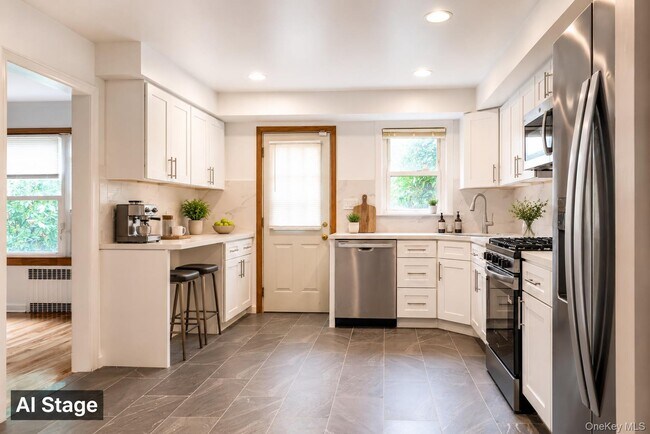 Building Photo - 121 Manhasset Ave