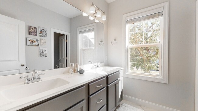 Building Photo - Large Luxe Home Hampstead