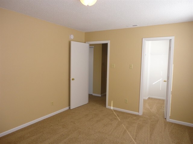 Building Photo - 2324 Shadowbrook Dr