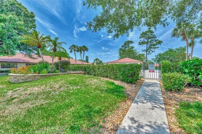 Building Photo - 5651 Golf Pointe Dr