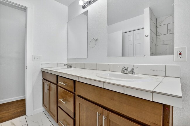 Building Photo - 4 bedroom: Single Level SE Portland Home