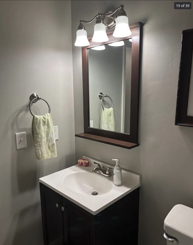 Building Photo - "Charming 2-Bedroom Retreat in Franklin with 1.5 Baths and Cozy 1244 Sq Ft Layout!"