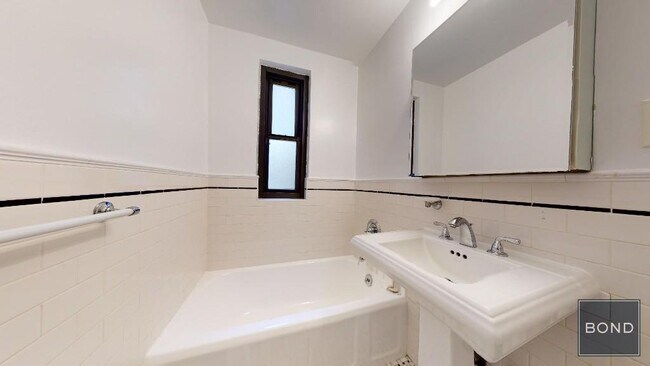 Building Photo - 141 E 56th St