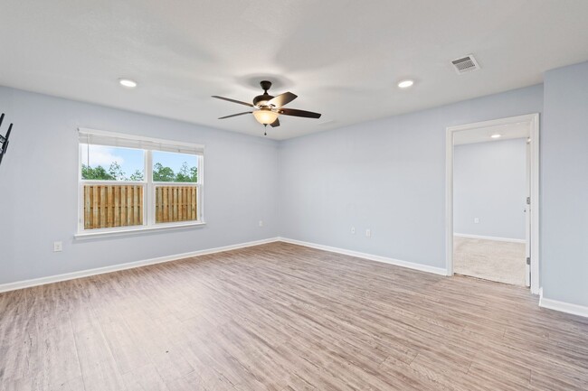 Building Photo - Redstone Commons 4bed/2bath Available Now!