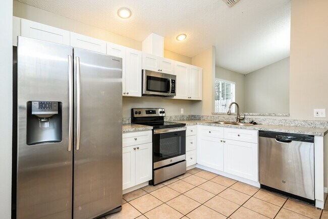 Building Photo - 1800 Grasmere Dr