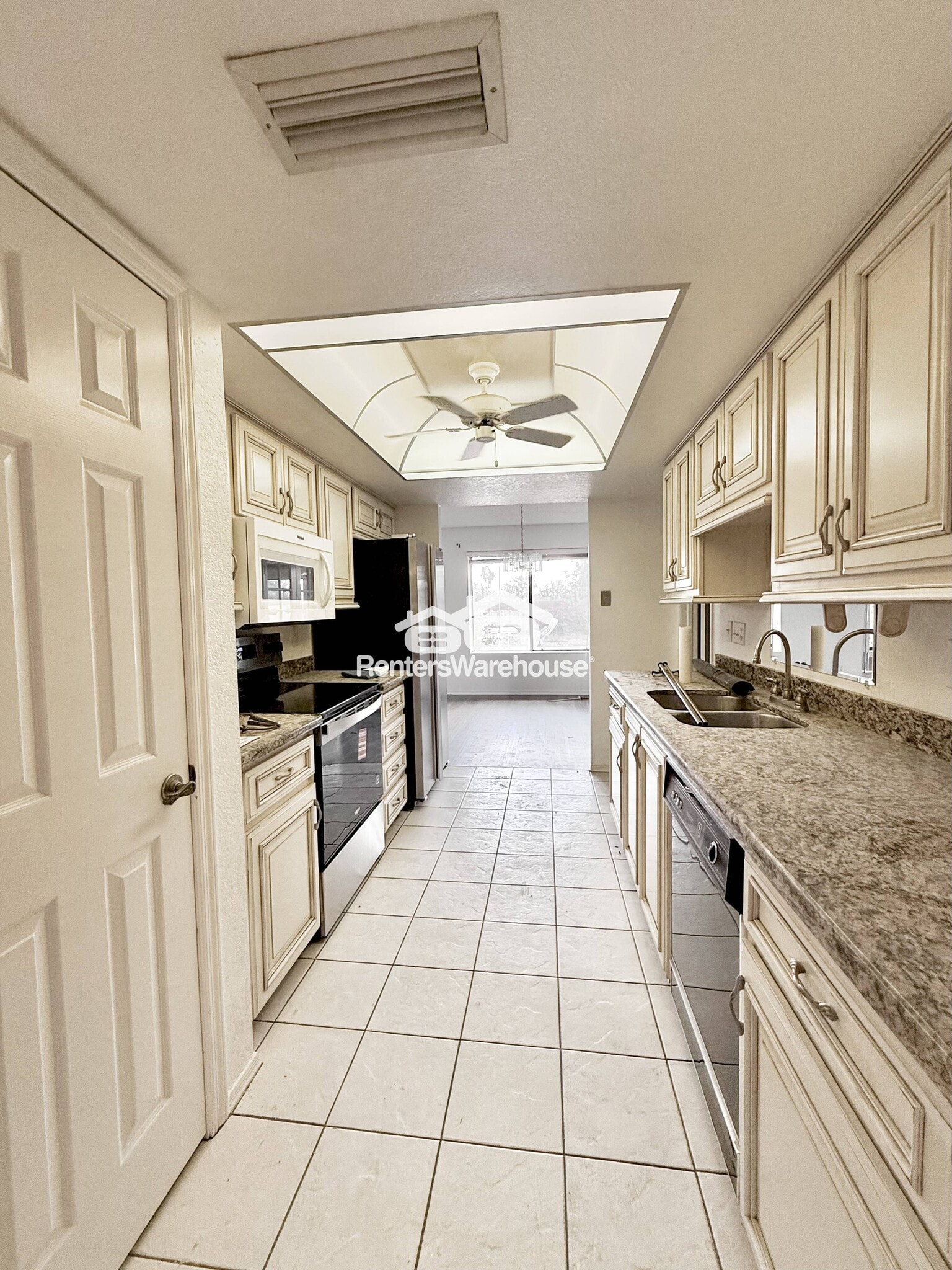 Building Photo - 1011 E Renee Dr