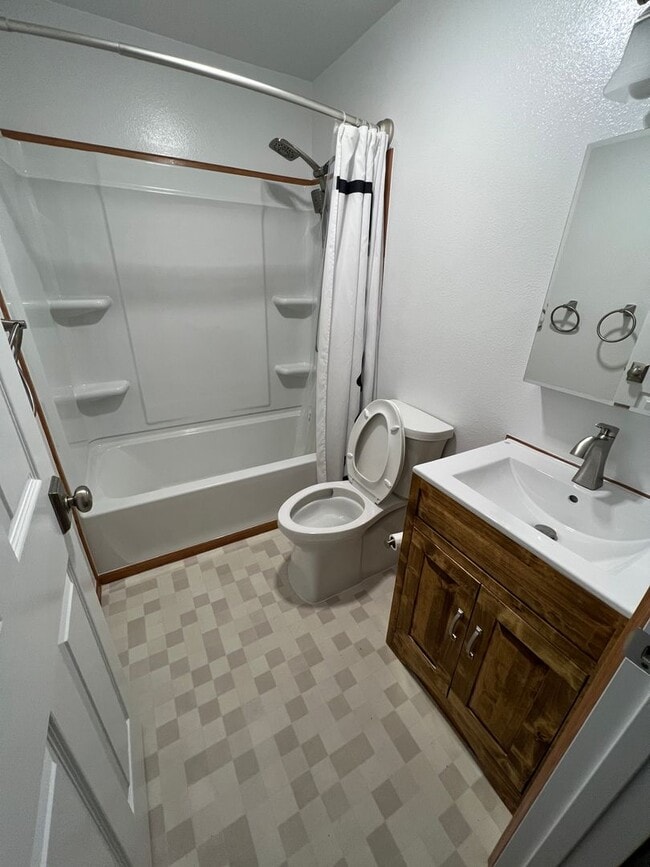 Building Photo - Century 21 Gold Rush- 3 bedroom, 1 bathroo...