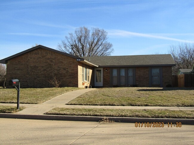 Building Photo - Great home located on the eastside, walking distance to MacArthur Schools.