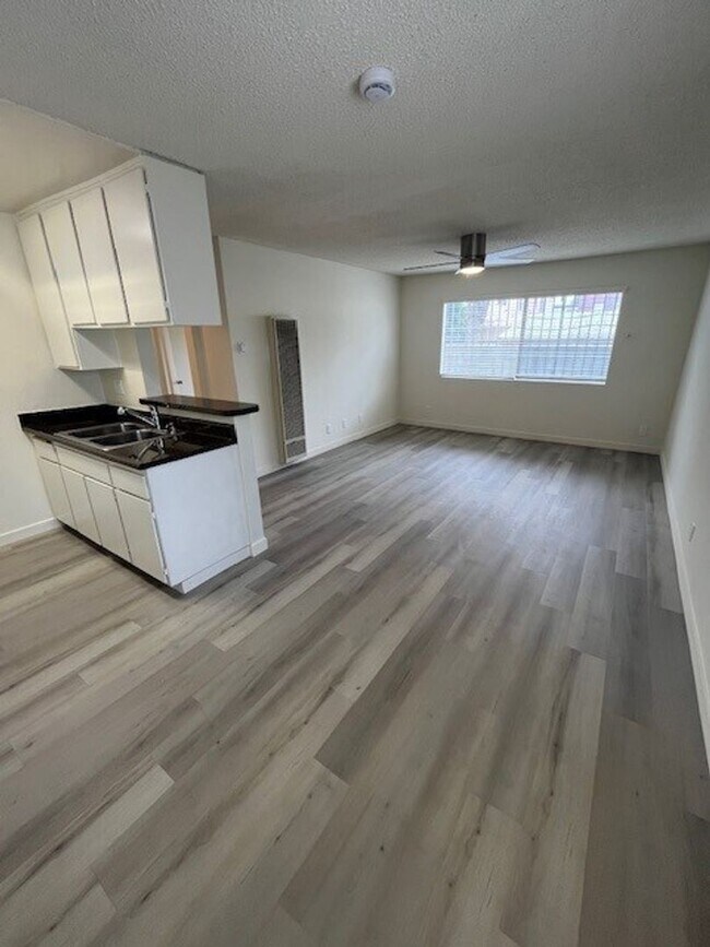 Building Photo - Vernon-339