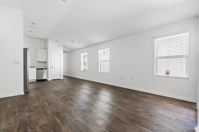 Building Photo - 112 Silver Birch St