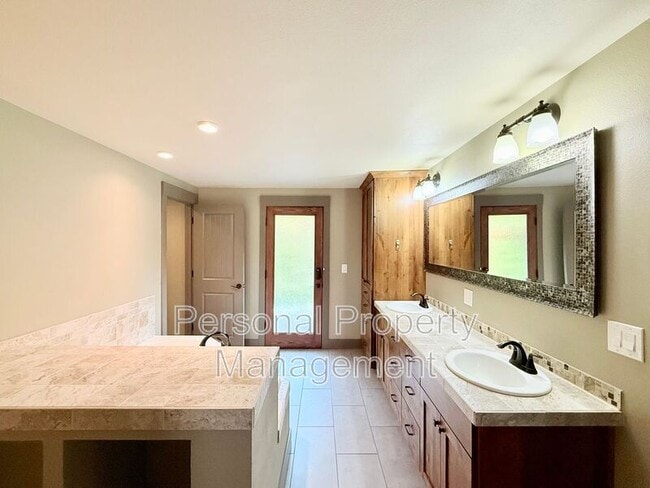 Building Photo - 16205 NE Leaper Rd