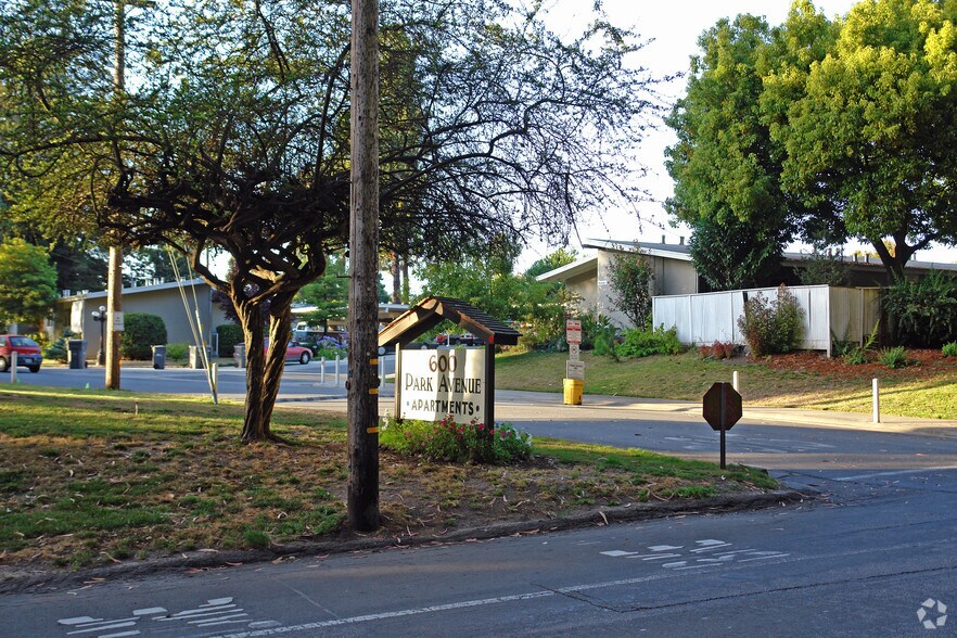 Primary Photo - Six Hundred Park Avenue