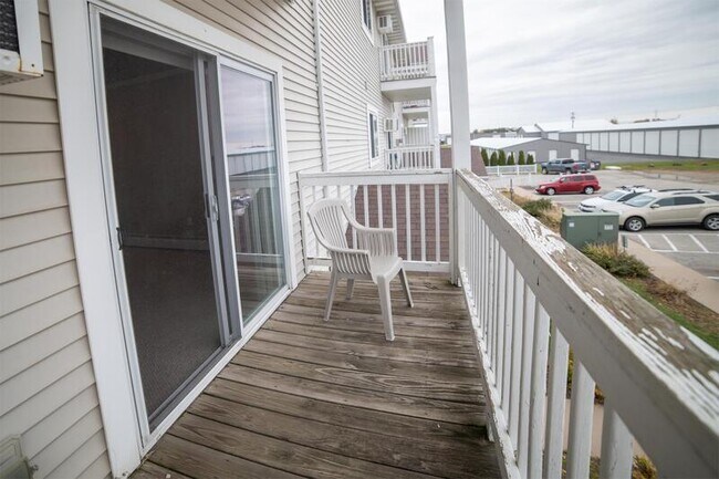 Building Photo - 830 E Elm Dr