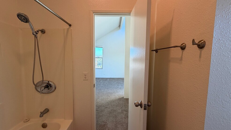 Building Photo - 5027 Guava Ave