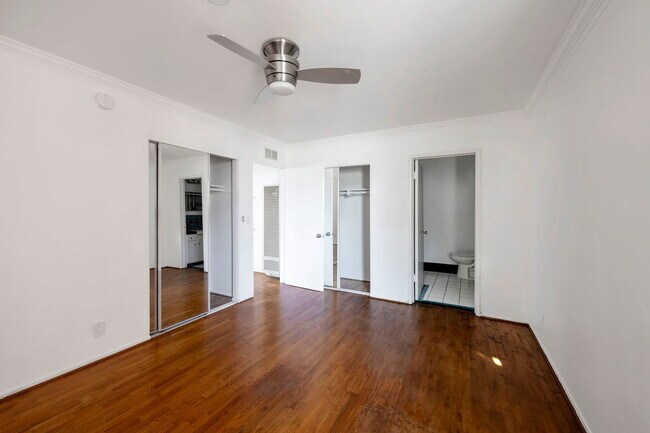 Building Photo - 1008 N Stanley Ave