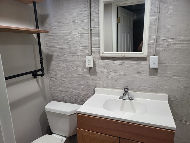 Building Photo - 226 E 16th Ave