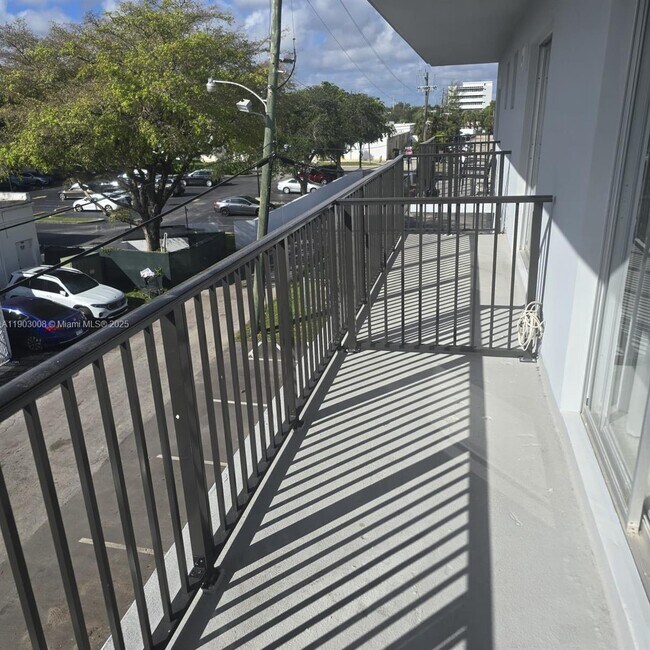 Building Photo - 1100 NE 1st Ct