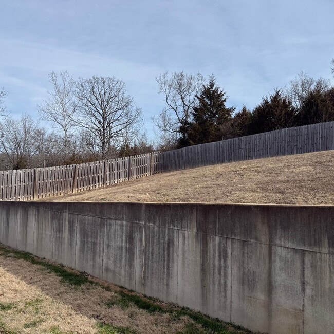 Building Photo - Quiet Country Living - Beautiful Available Now