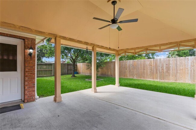 Building Photo - 10115 Willow Crossing Dr