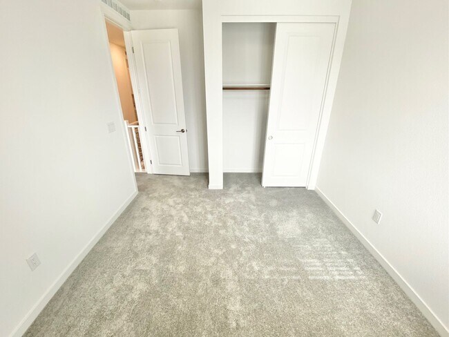 Building Photo - STUNNING LIKE NEW SINGLE-FAMILY HOME 3 BEDROOM / 2.5 BATHROOMS, WITH 2 CAR GARAGE!!