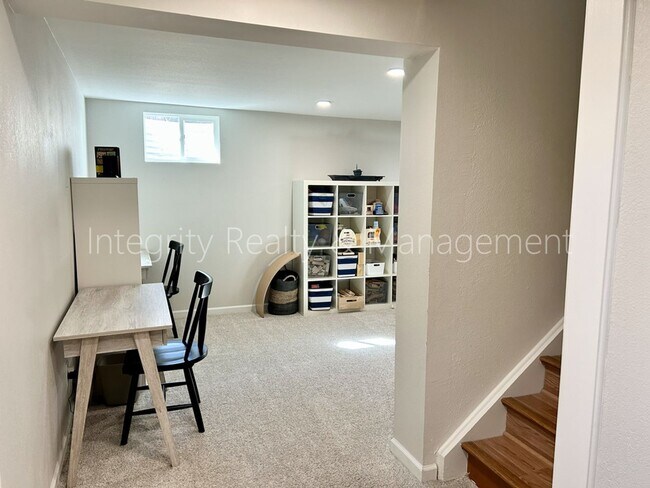 Building Photo - 9722 W Polk Dr