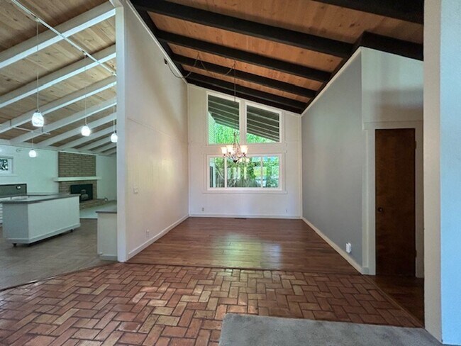 Building Photo - Charming 3bed/2.5Bath  Bennett Valley Home...