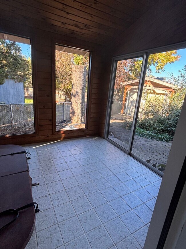 Building Photo - Spacious 4 bedroom 2 bath Home in North Al...