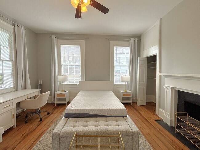 Building Photo - 148S