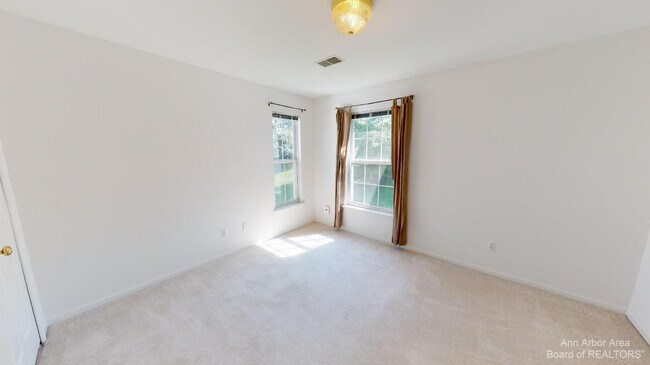 Building Photo - 2802 S Knightsbridge Cir