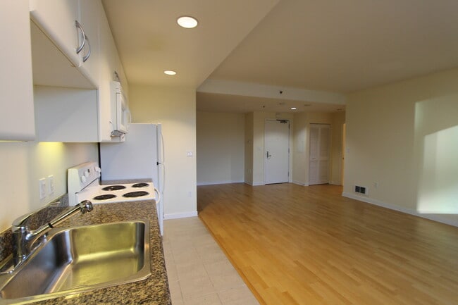 Building Photo - EPIC REA-AZARI PM - Nice Studio at The Beacon in South Beach w/Parking available