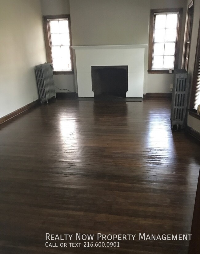 Building Photo - SHAKER HEIGHTS 2 bed DOWN