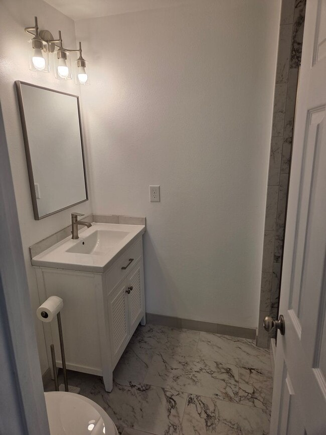 Building Photo - 710 W Cleveland Cir