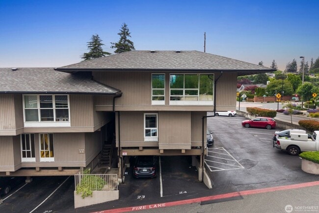 Building Photo - Bright Renovated 1 Bedroom Corner Condo in the Heart of Downtown Bellevue