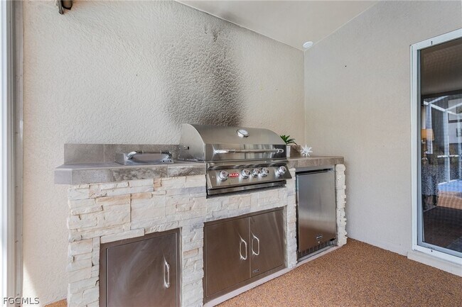 Building Photo - 4002 Oasis Blvd