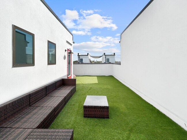 Building Photo - Stunning Townhome in the Heart of Tampa with Rooftop Terrace - 3beds|3.5bath