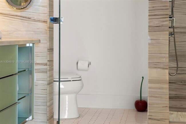 Building Photo - 2201 Collins Ave