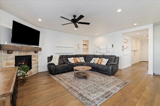 Building Photo - 5 Bed 3 bath Golf Course Neighborhood